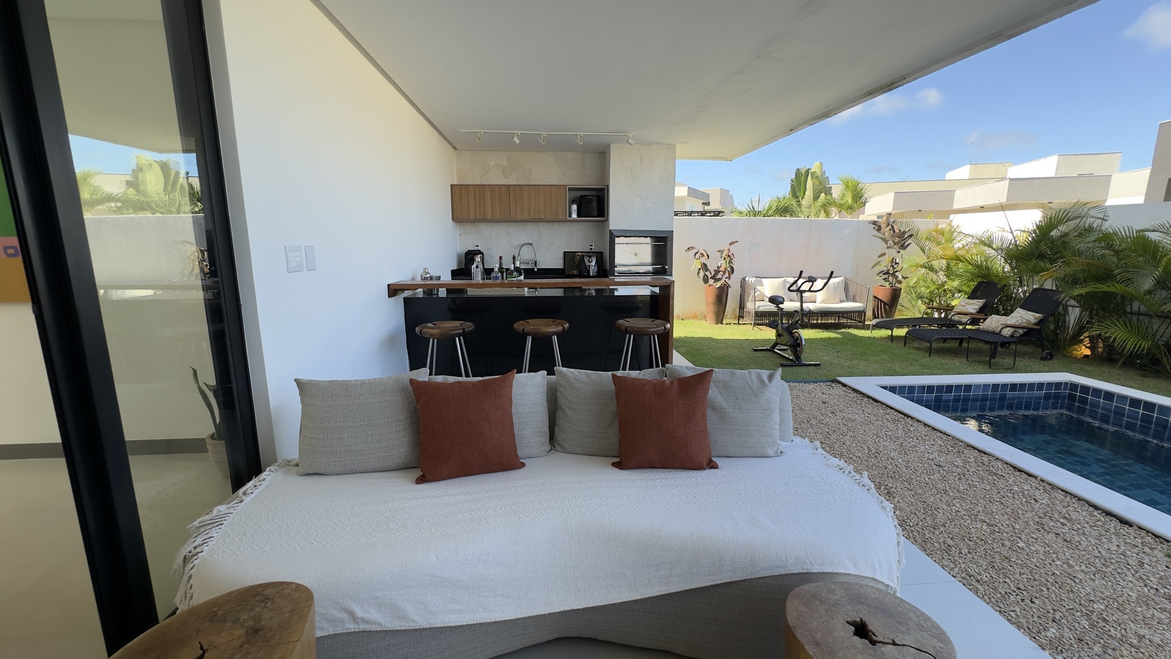Sofá da área gourmet com vista para a piscina