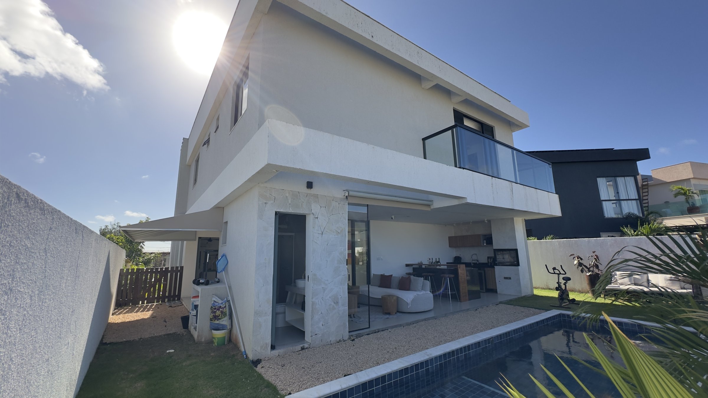 Fachada dos fundos e piscina