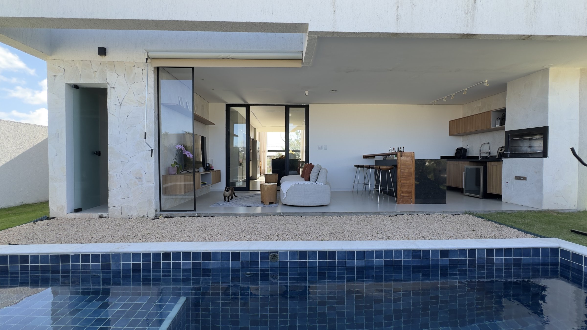 Piscina e área gourmet vistas do jardim