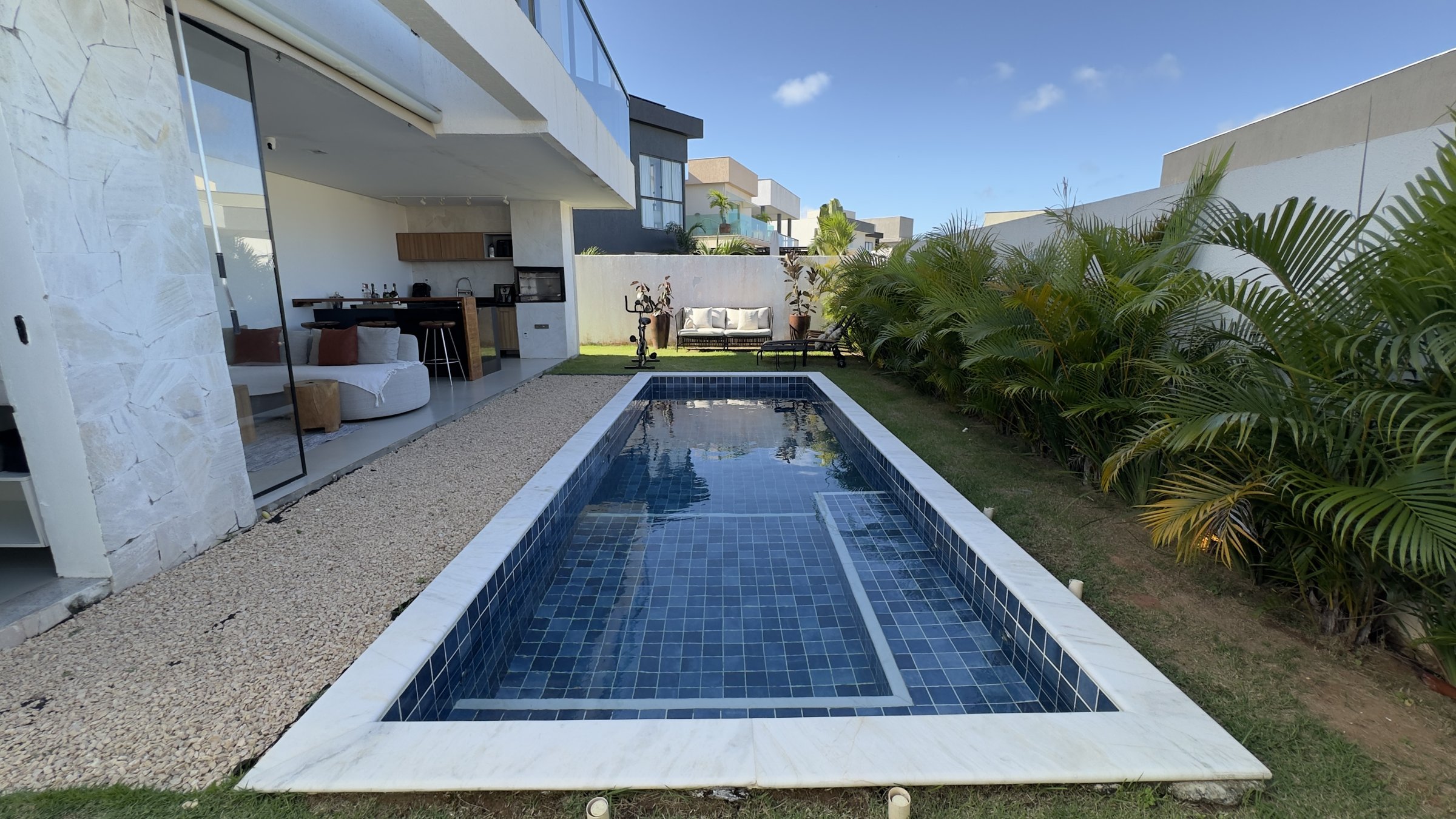 Piscina lateral com jardim
