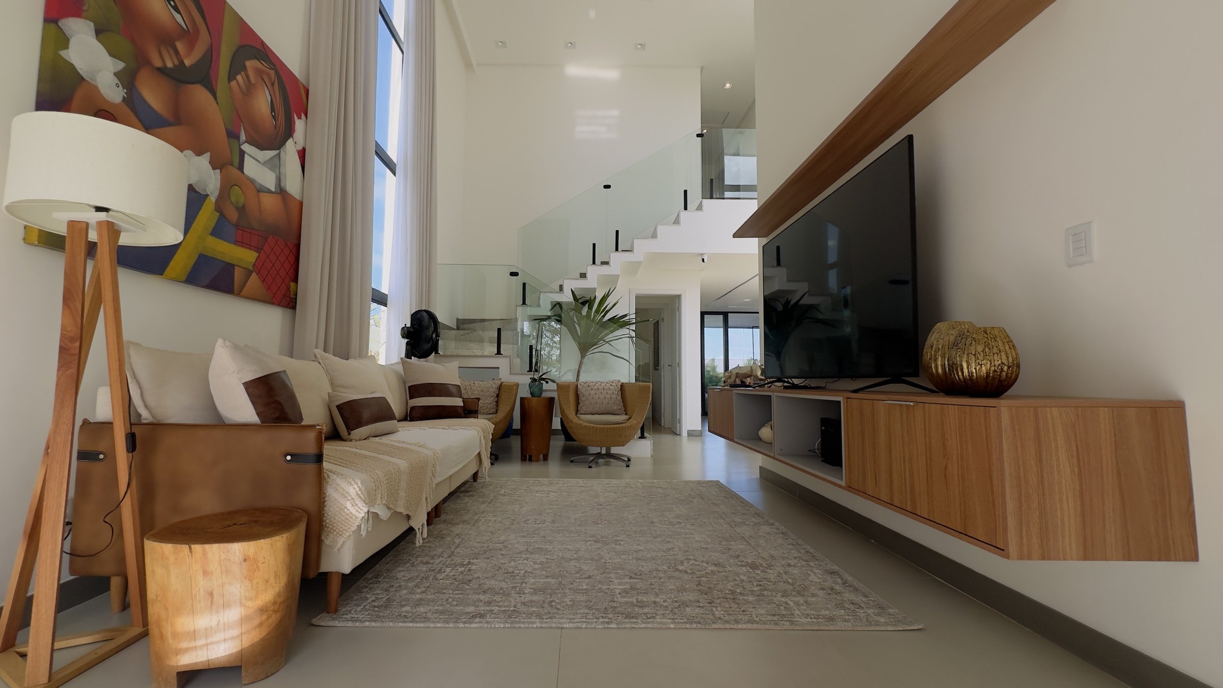 Sala de estar com pé-direito duplo