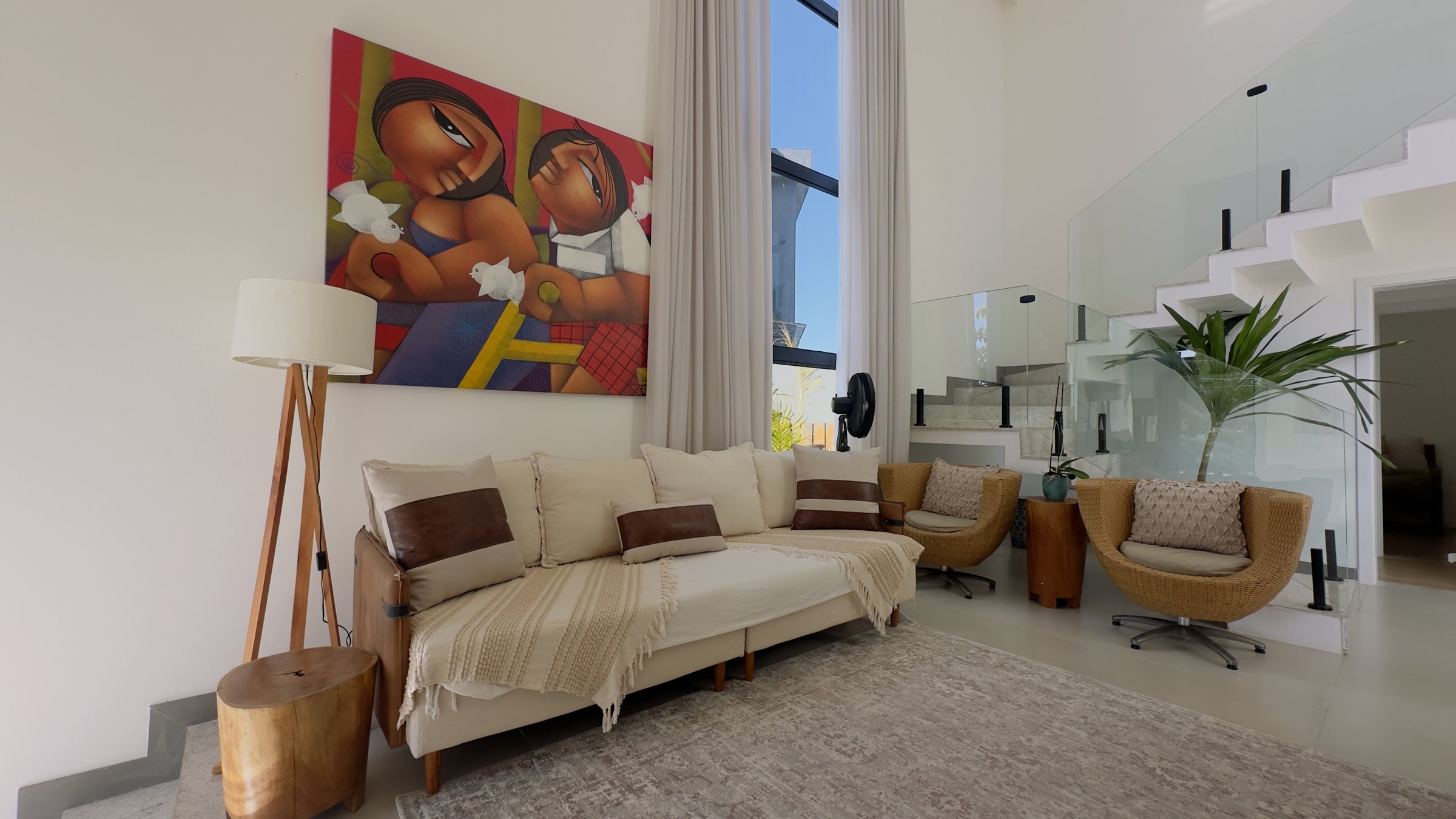 Sala de estar, sofá e painel de TV