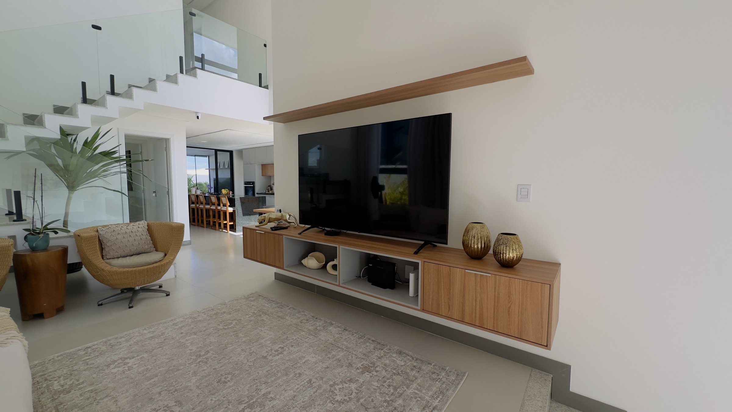 Painel de TV e escada de vidro