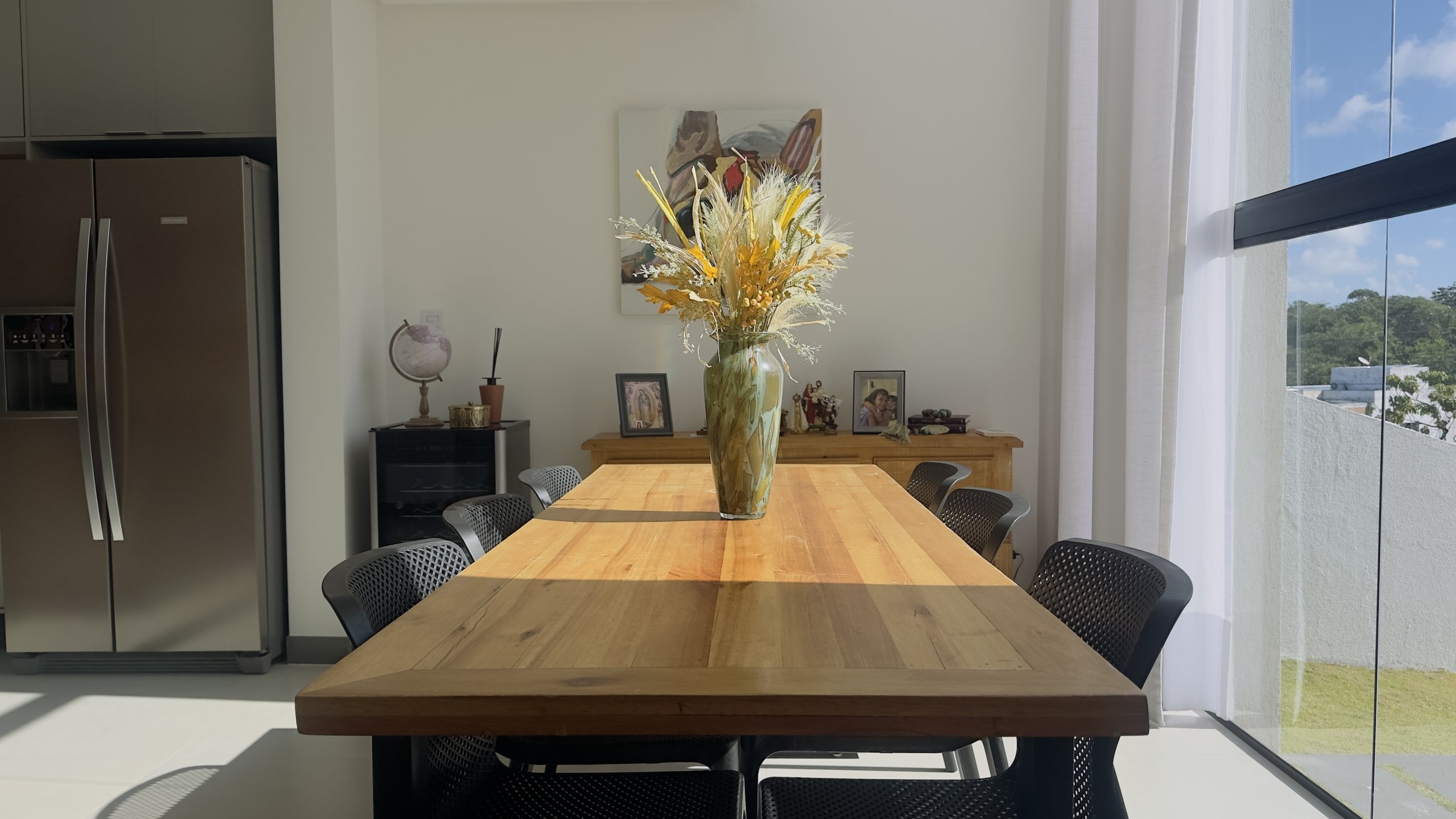 Mesa de jantar em madeira maciça