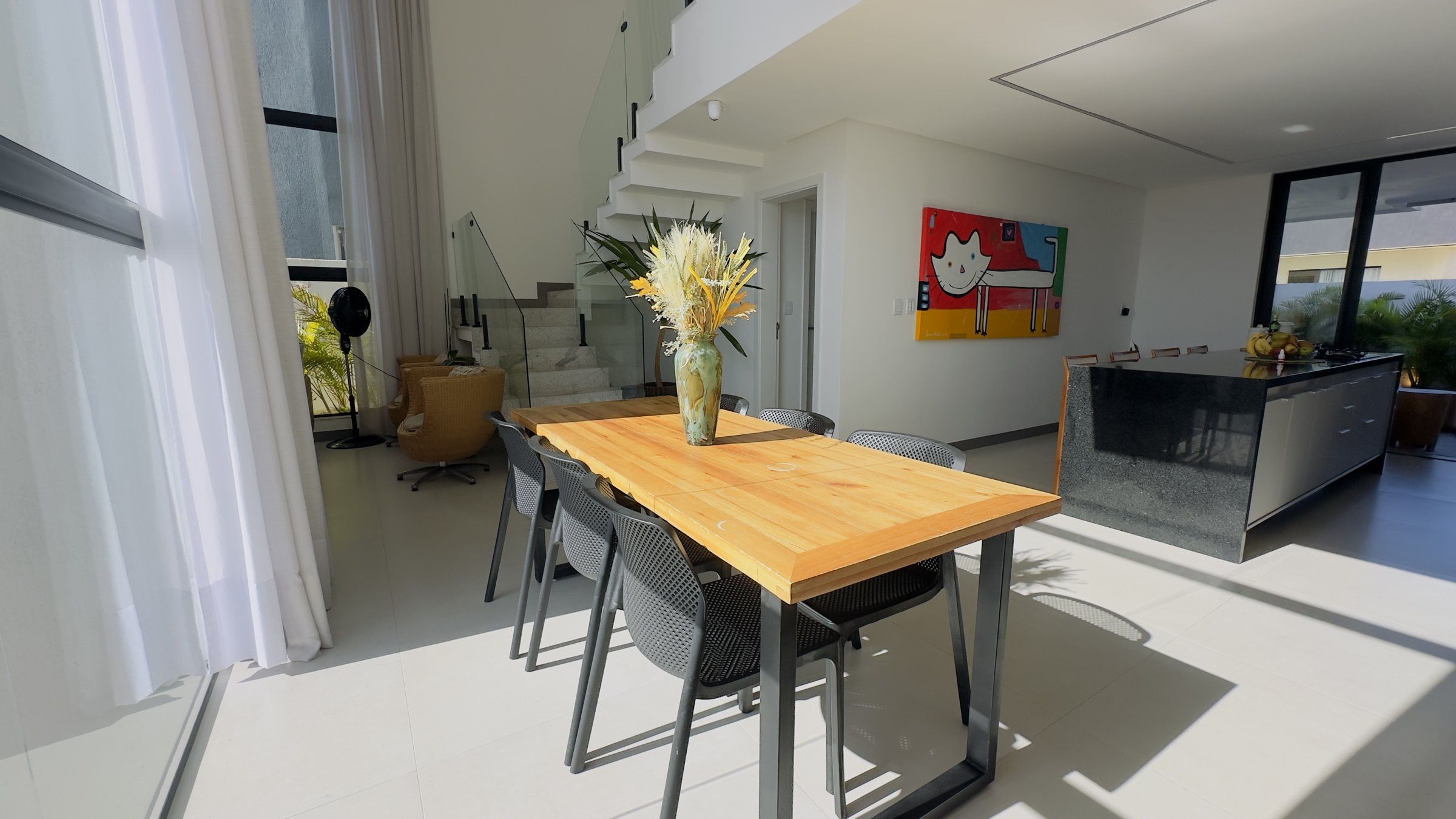 Sala de jantar e ilha da cozinha