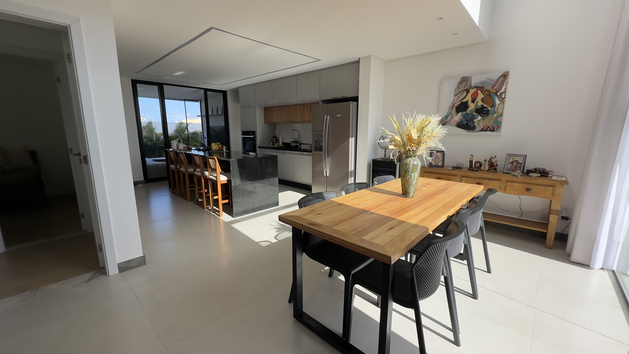 Sala de jantar com a cozinha ao fundo