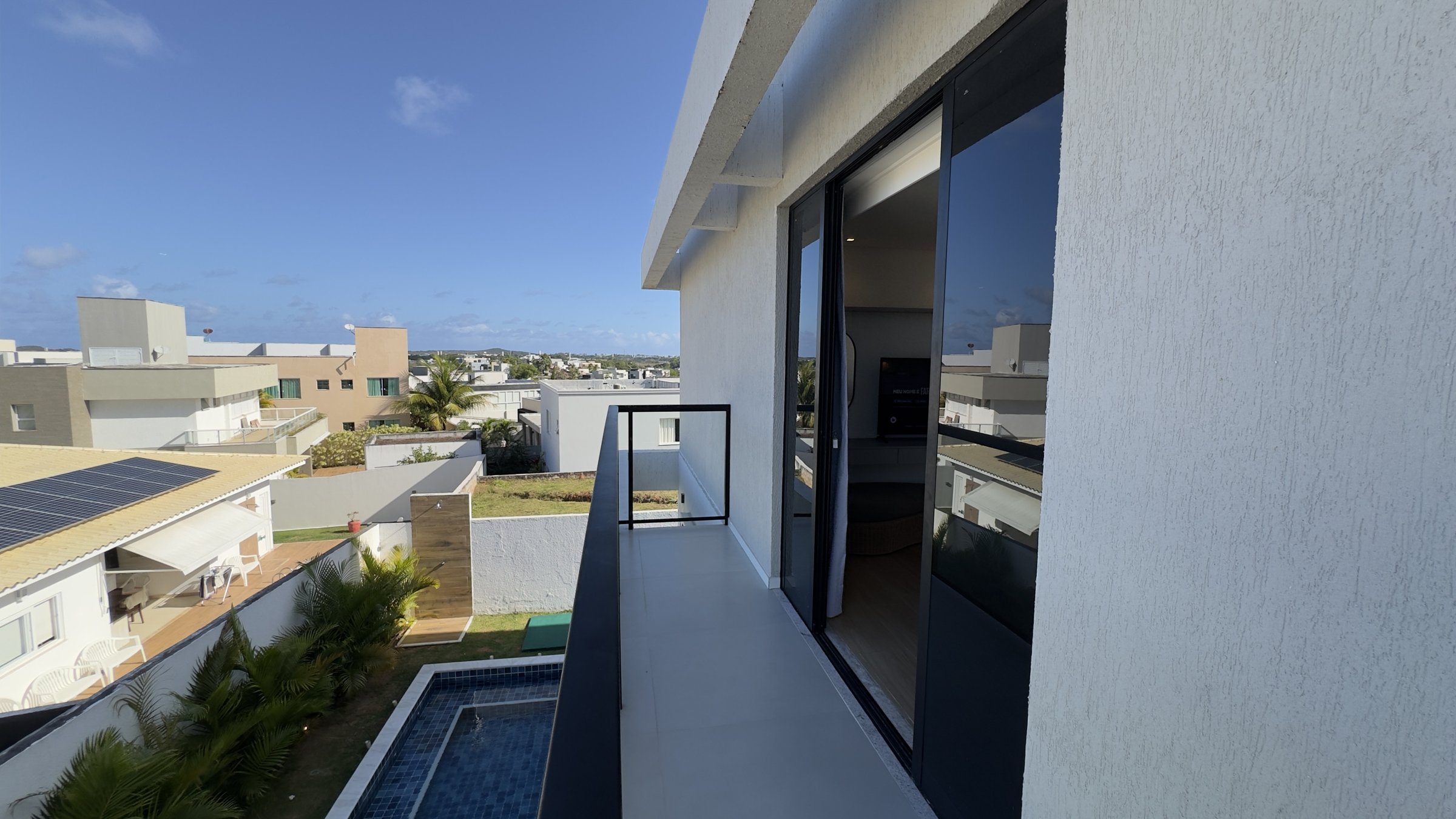 Vista da varanda para a piscina